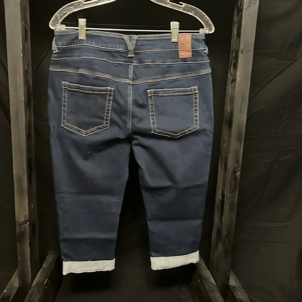 Vanity- curvy cuffed Capri jeans - Picture 4 of 11